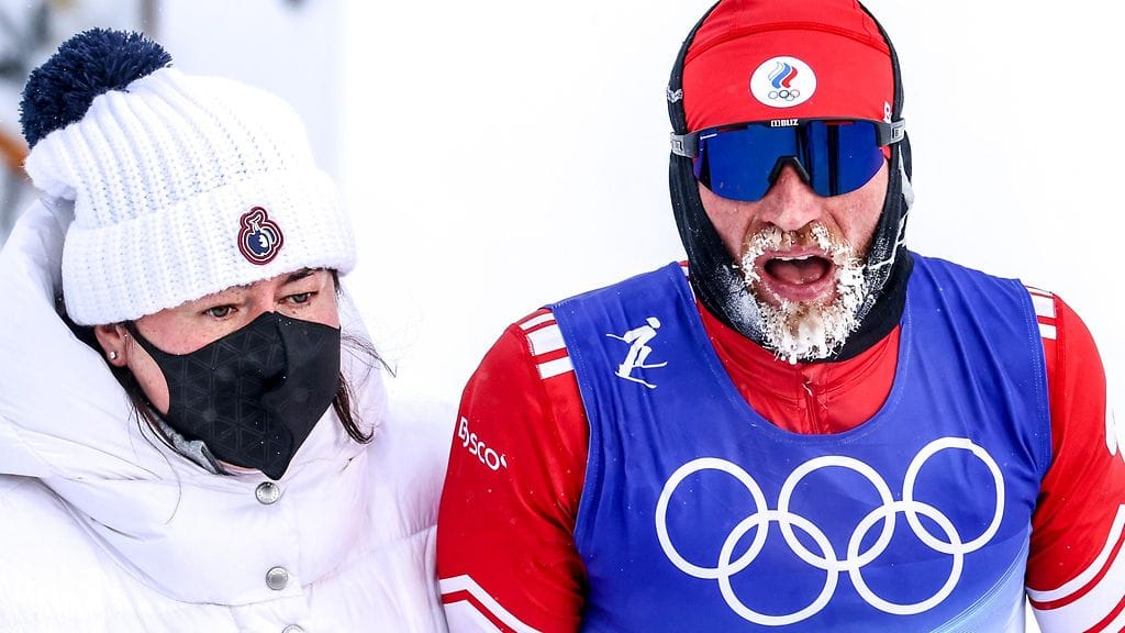 Venäjän hiihtoliiton puheenjohtaja Jelena Välbe kuvattuna venäläishiihtäjä Artjom Maltsevin vierellä Pekingin olympialaisissa helmikuussa.