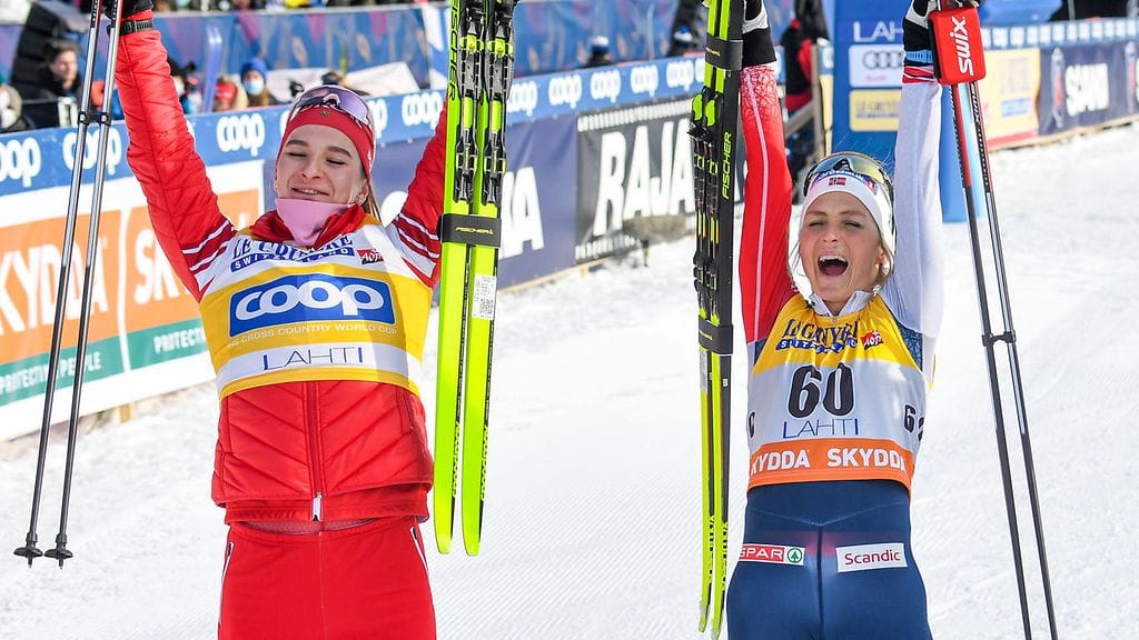 Therese Johaug kävi sunnuntaina tiukan voittotaistelun Natalia Neprjajevaa vastaan Salpausselän kisojen 10 kilometrin kilpailussa.