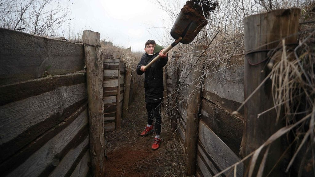 Mariupolin lähistöllä kaivettiin juoksuhautoja helmikuun puolivälissä.