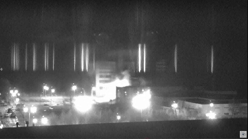 Ydinvoimala-alueella syttynyt palo on saatu sammutettua, kertovat Ukrainalaisviranomaiset.