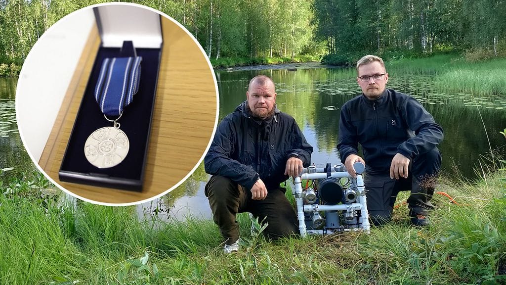 Kuva veljeksistä etsinnöissä käytetyn pienoissukellusveneen kanssa. Kuva hopeisesta ansiomitalista on arkistokuva vastaavasta mitalista Oulun poliisilaitokselta.