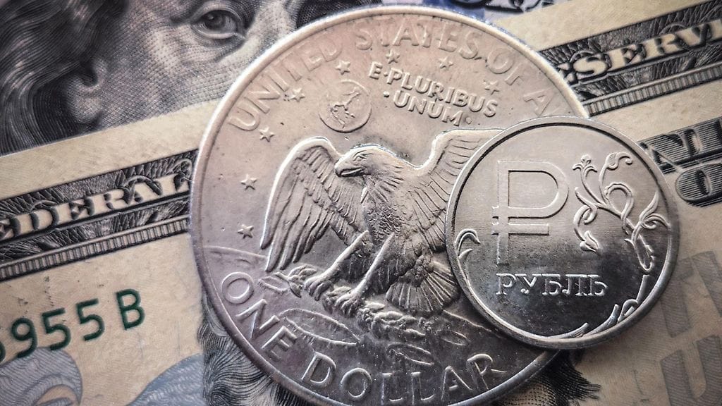 EU-komission puheenjohtaja Ursula von der Leyen sanoi keskiviikkona, että kaasutoimitusten maksaminen ruplilla rikkoisi EU-pakotteita, jos alkuperäisessä sopimuksessa ei ole sovittu maksujen toimittamisesta ruplina.