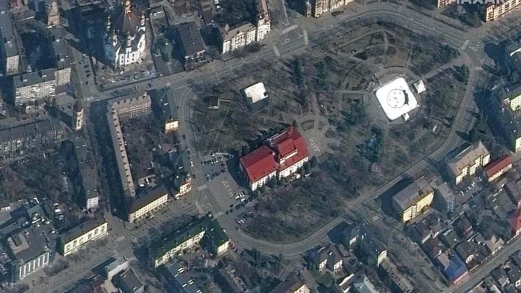 Satelliittikuva pommitetusta teatterista, jonka edessä ja takana lukee venäjäksi "lapsia".