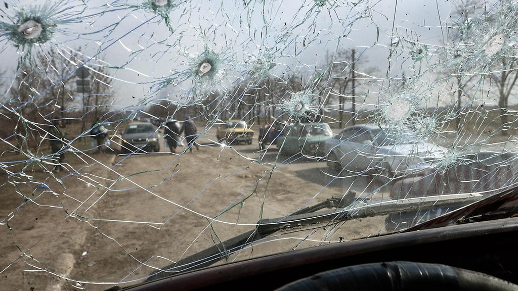 Autoja humanitaarisen käytävän lähellä Ukrainassa Mariupolissa.