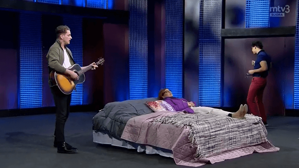 ELias Gould esiintyi Putous-sketsissä huonekalukaupan testikumppanina.