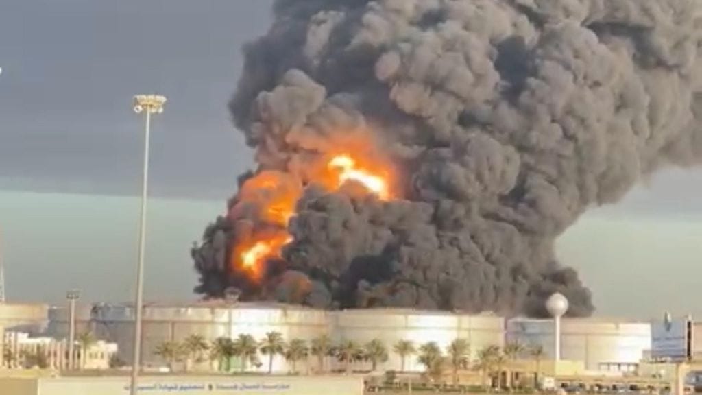 Jemenin huthikapinalliset iskivät Jeddassa sijaitsevaan Aramcon jakelukeskukseen samaan aikaan, kun F1-kuljettajat kiersivät rataa 12 kilometrin päässä ensimmäisten harjoitusten merkeissä.