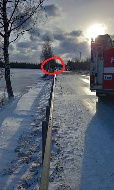 Hankasalmella tiellä 9 kaksikerroksinen Onnibussi-yhtiön linja-auto on kaatunut kovan tuulen takia.