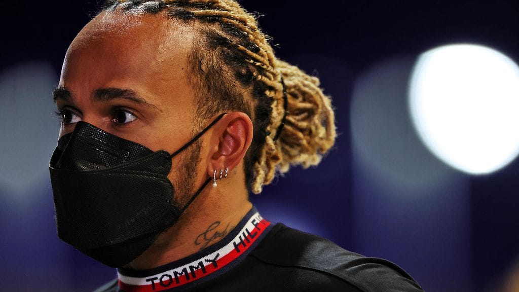 Lewis Hamilton meni mokaamaan säätönsä ennen Saudi-Arabian GP:n aika-ajoa.