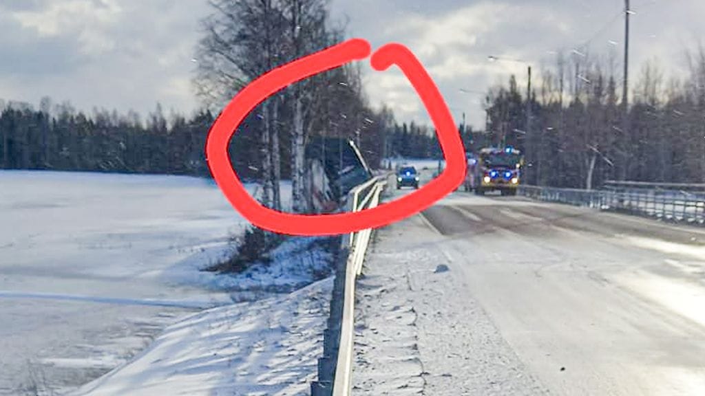Linja-auton suistuminen Kuuhankavesi-järveen Hankasalmella ei ollut kaukana. Onnettomuus tapahtui viime lauantaina. MTV Uutisten lukijan kuva.