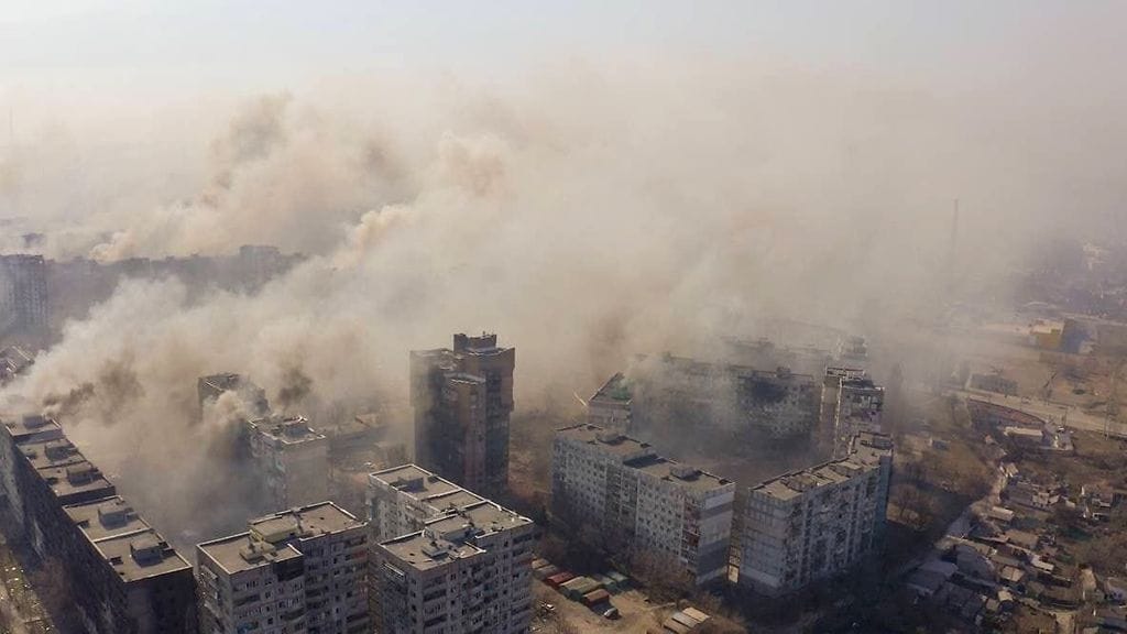 Mariupolin satamakaupungista nousi savupilviä taisteluiden jäljiltä 26. maaliskuuta.