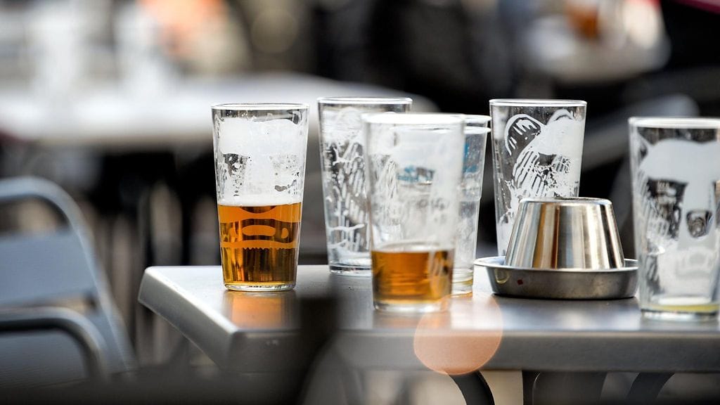 Kaljatuoppeja ravintolan terassilla Levin laskettelu- ja hiihtokeskuksessa Kittilässä eilen pitkäperjantaina.