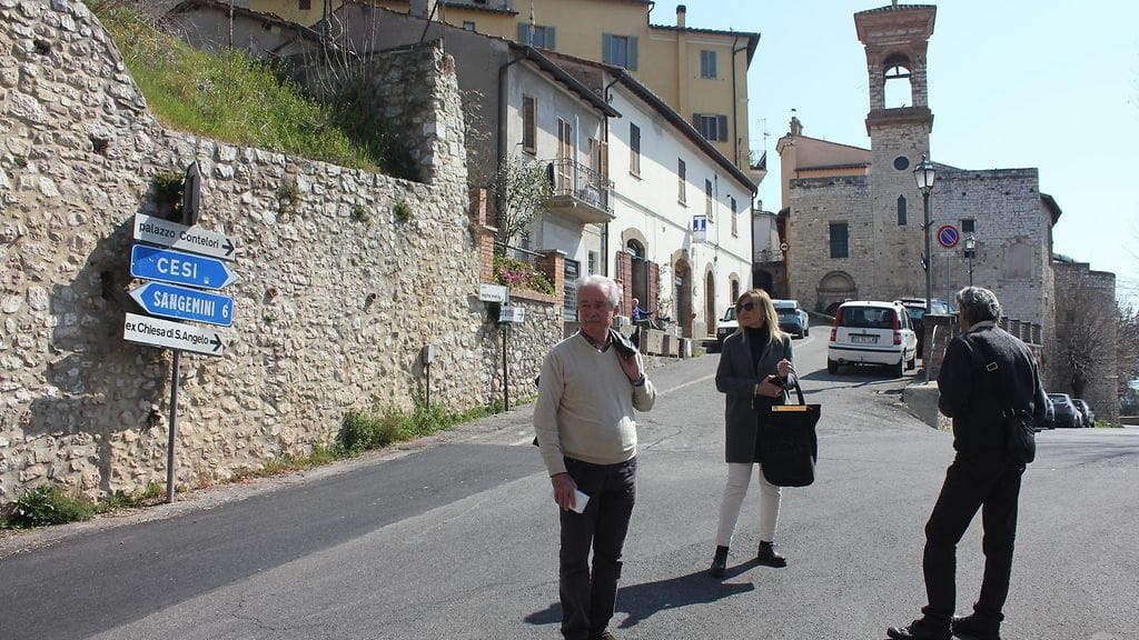 Francesco Befani (vas.), Ternin kunnan työntekijä Simona Coccetta ja Cesin paikallisyhdistyksen puheenjohtaja Mirko Bisonni italialaisessa pikkukylässä Cesissä Italiassa 25. maaliskuuta 2022. Cesin kylä liitettiin Ternin kuntaan 1920-luvulla. 200 asukkaan kylässä on enimmillään ollut noin 1500 asukasta. Cesille on myönnetty 20 miljoonaa euroa EU:n elvytysrahaa.