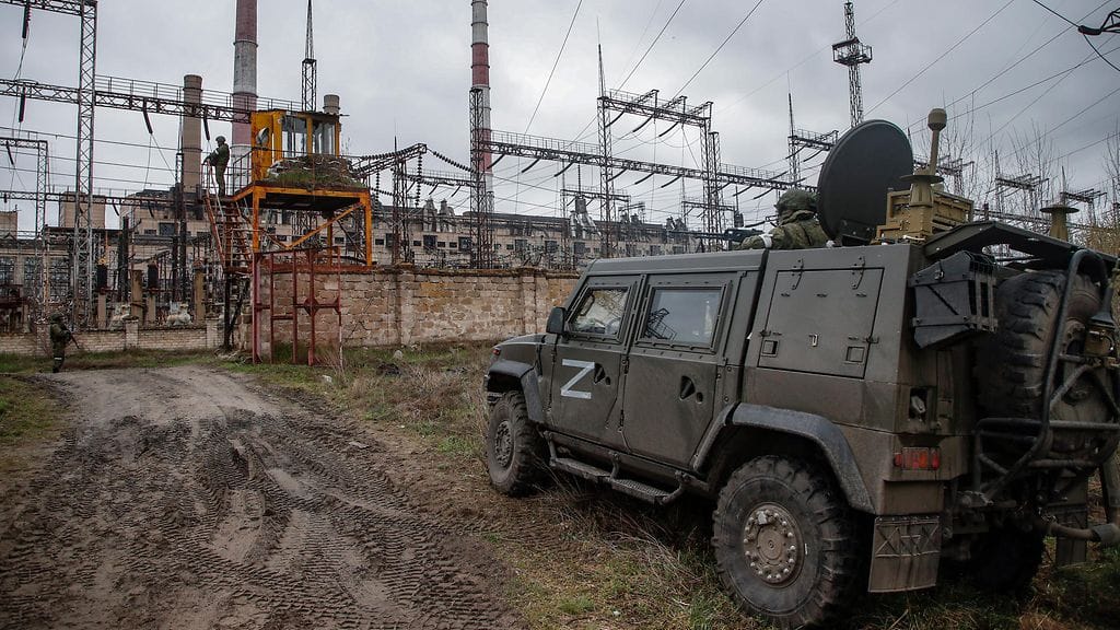 Venäläisten sotilasajoneuvo Luhanskin voimala-alueen edessä 13. huhtikuuta.