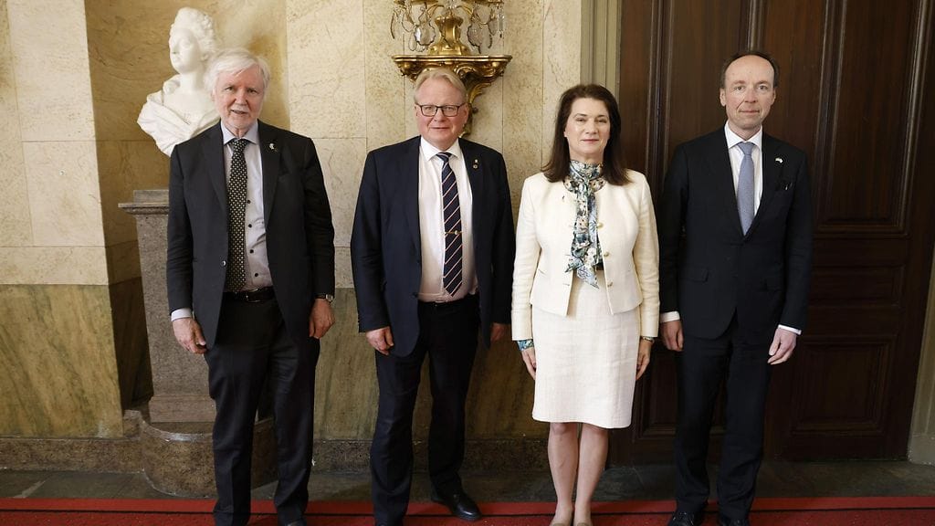 Suomen ulkoasiainvaliokunnan jäsenet Erkki Tuomioja ja Jussi Halla-aho kuvattiin ruotsalaisisäntiensä kanssa Tukholmassa. Kuvassa keskellä puolustusministeri Peter Hultqvist, ja ulkoministeri Ann Linde.