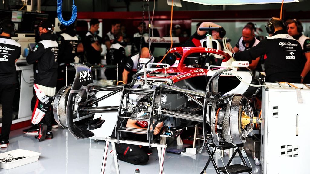 Valtteri Bottaksen autoa laitettiin kuntoon koko lauantain harjoitusten ajan.