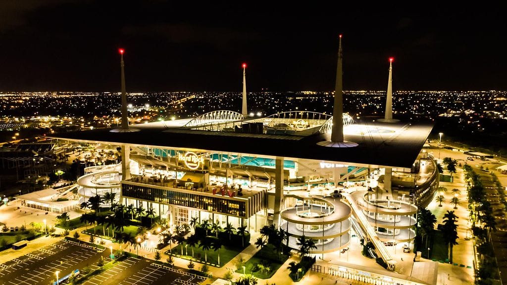 Miamin F1-rata menee Hard Rock Stadiumin ympäristössä.