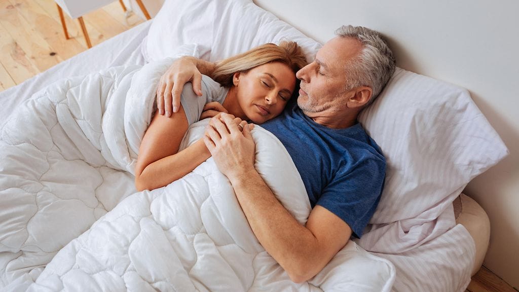 Tutkimuksen mukaan keski-iän ylittäneiden aikuisten kannattaisi pyrkiä nukkumaan 7 tuntia yössä.