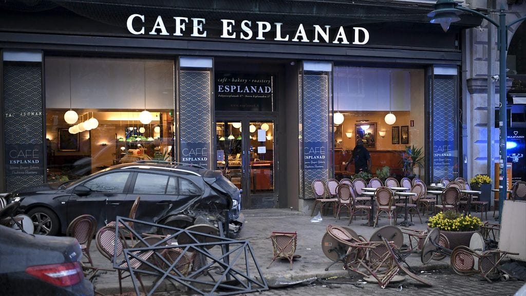 LK 30.4.2022 Helsingin keskustassa Pohjoisesplanadilla tapahtui vappuaattona 30. huhtikuuta 2022 liikenneonnettomuus, jossa on loukkaantunut ainakin kaksi ihmistä. (1)