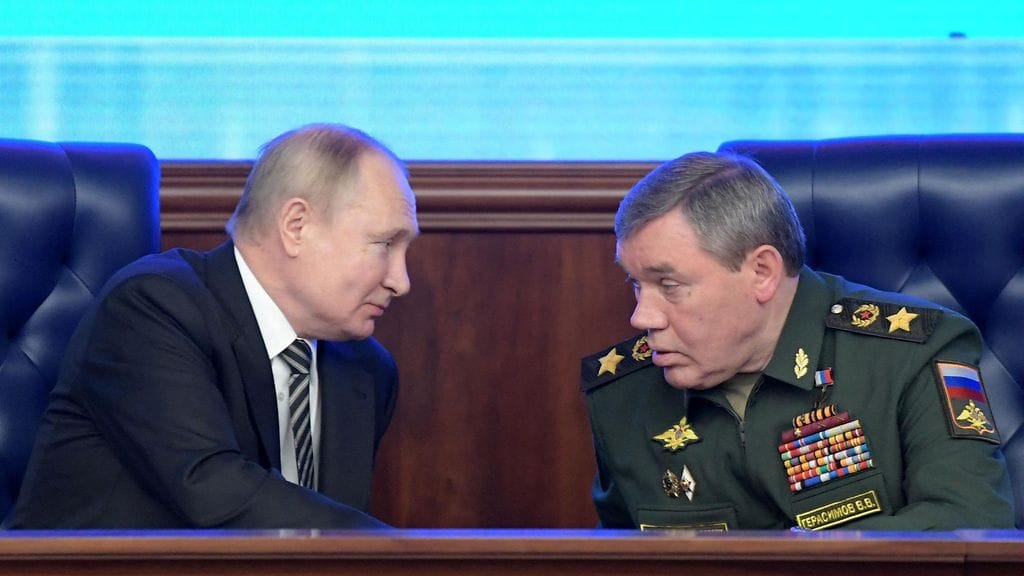 Presidentti Putin ja kenraali Gerasimov joulukuussa 2021.