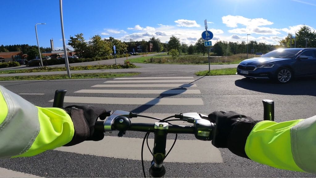 Autoilijan ja pyöräilijän väistämissäännöt ratin takaa