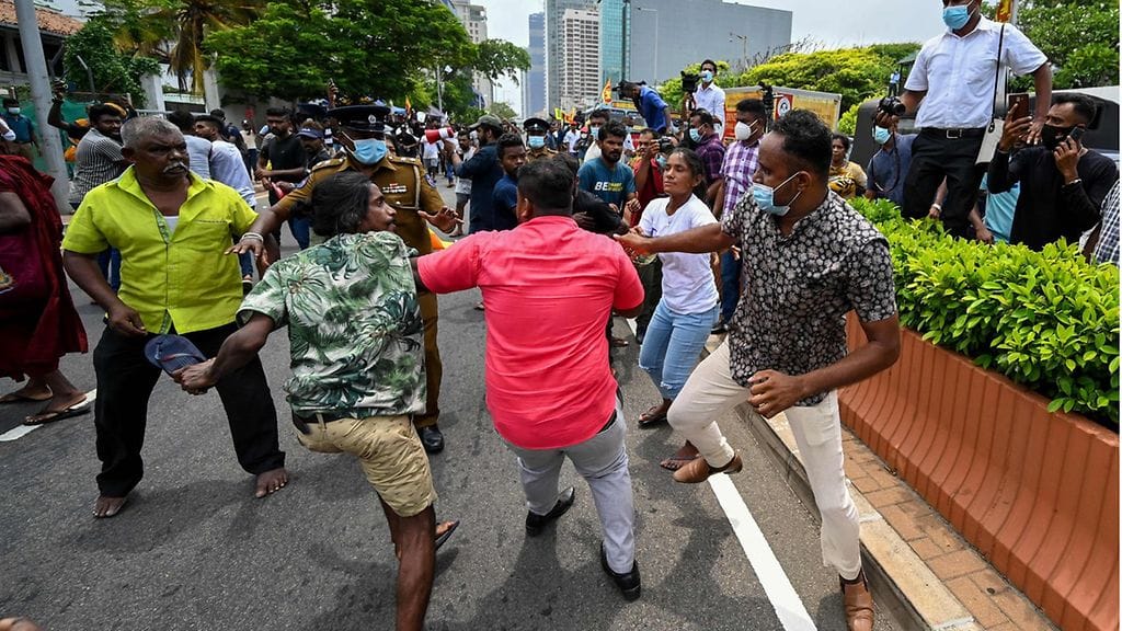 Ainakin 78 ihmistä on loukkaantunut hallituksen kannattajien ja vastustajien yhteenotossa maan pääkaupungissa Colombossa.