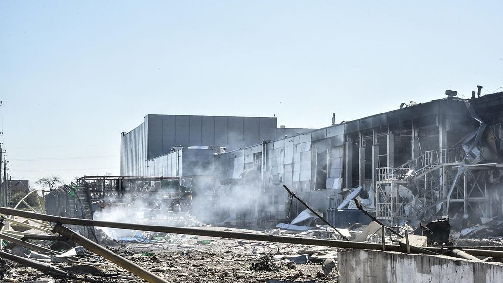 Venäjän ohjusiskun tuhoama ostoskeskus Ukrainan Odessassa 10. toukokuuta.