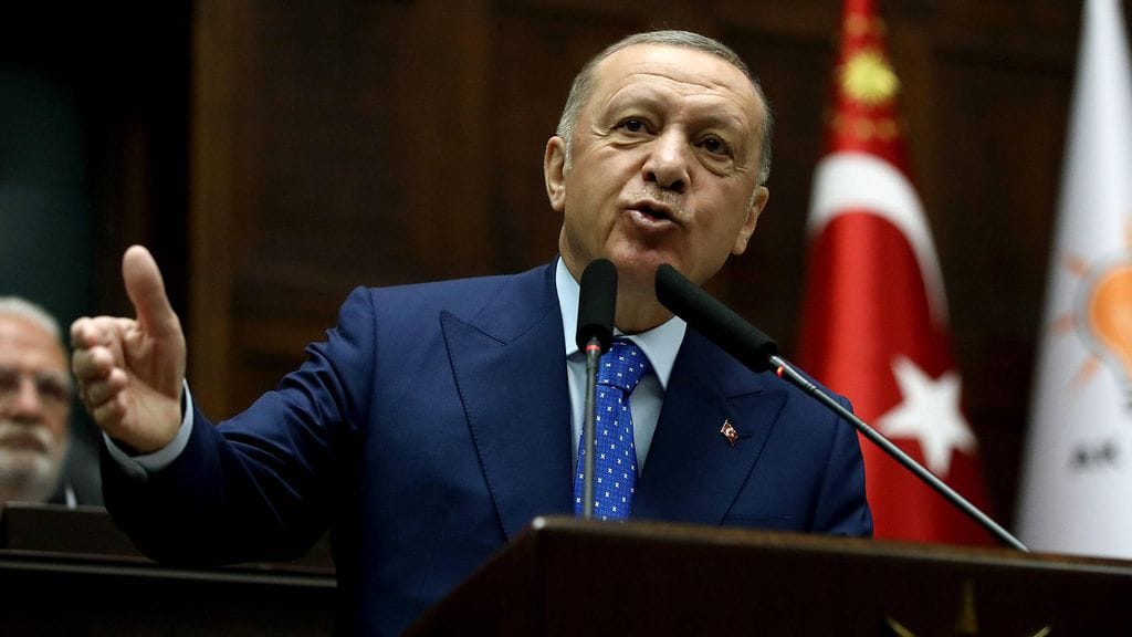 Turkin presidentti Recep Tayyip Erdogan on uhannut aloittaa uuden sotilasoperaation Syyriassa, kertovat uutistoimistot AP, Reuters ja Anadolu.
