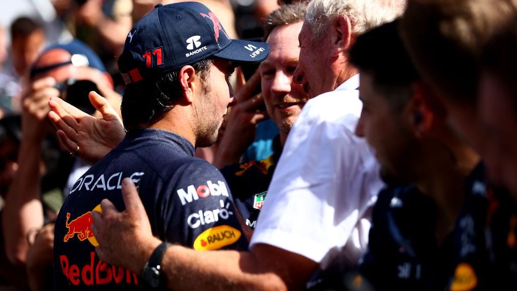 Sergio Perez sai kisan jälkeen lohdutusta Red Bullin johtohenkilöiltä Christian Hornerilta ja Helmut Markolta.