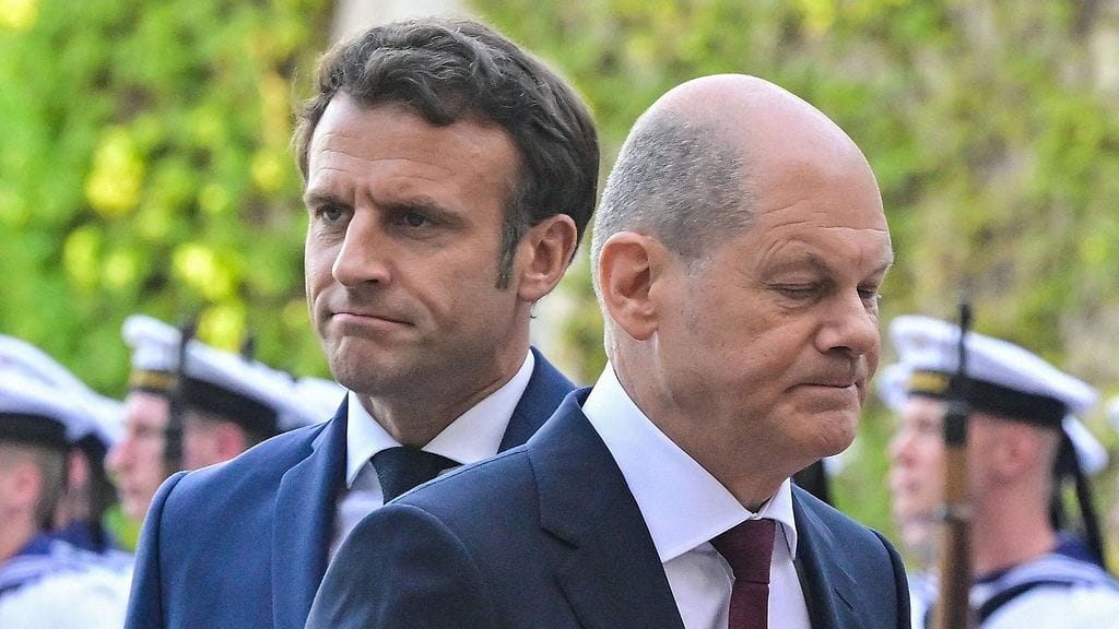 Ranskan presidentti Emmanuel Macron (vas.) ja Saksan liittokansleri Olaf Scholz.