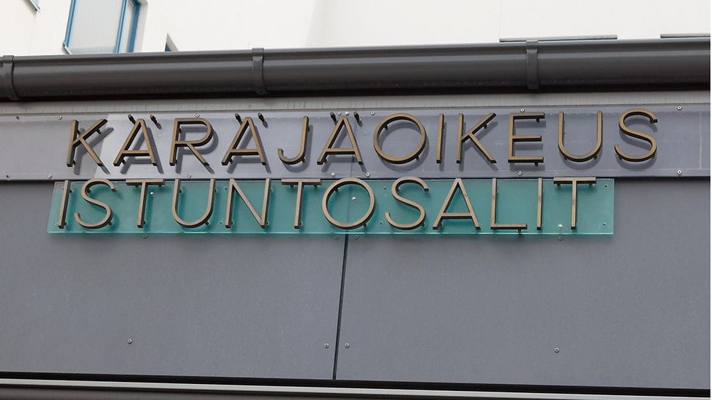 Syyttäjä vaatii kolmikymppiselle miehelle elinkautista vankeusrangaistusta vanhempiensa murhaamisesta Jyväskylässä.