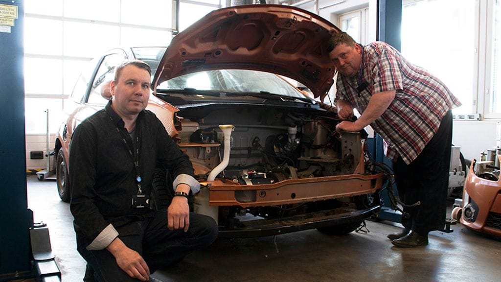 Tampereen ammattikorkeakoulun autotekniikan opiskelijoilla on nyt ensimmäistä kertaa mahdollisuus kehittää ja valmistaa sähköauto itse. Kuvassa teollisuusteknologian lehtorit Risto Myllymäki (vas.) ja Jari Seppälä sekä pian koekäyttöön valmistuva sähköauto.