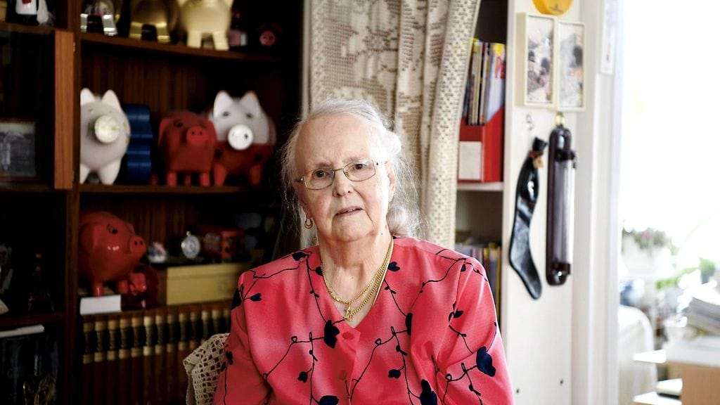 Irja Niemelä kotonaan Helsingissä 13. kesäkuuta 2022. Niemelän isä oli Stalinin vainojen uhri.