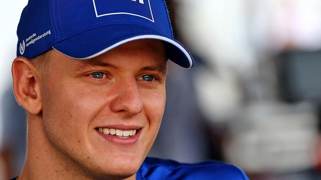 Mick Schumacher kohtasi pian aika-ajojen päätyttyä äitinsä.