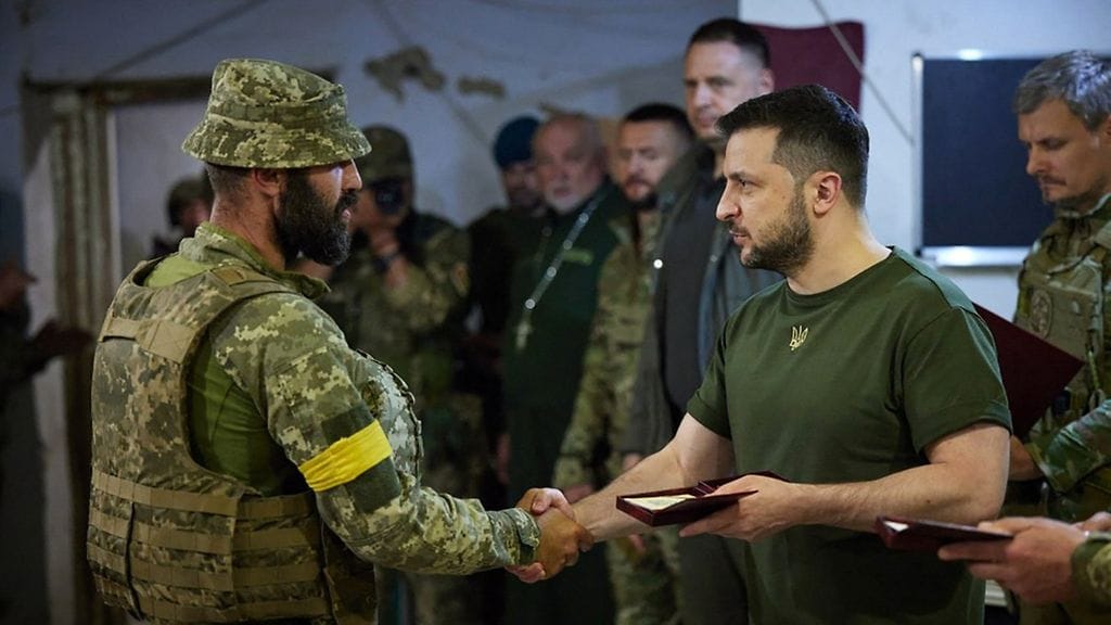 Ukrainan presidentti Volodymyr Zelenskyi jakoi sotilaille mitaleja viikonloppuna Mykolaivin alueella.