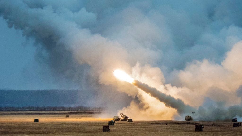 Kaukana sijaitsevien ei-liikkuvien kohteiden tuhoamiseen Ukraina käyttää mieluiten Yhdysvaltain lahjoittamaa Himars-kranaatinheitinkalustoa.