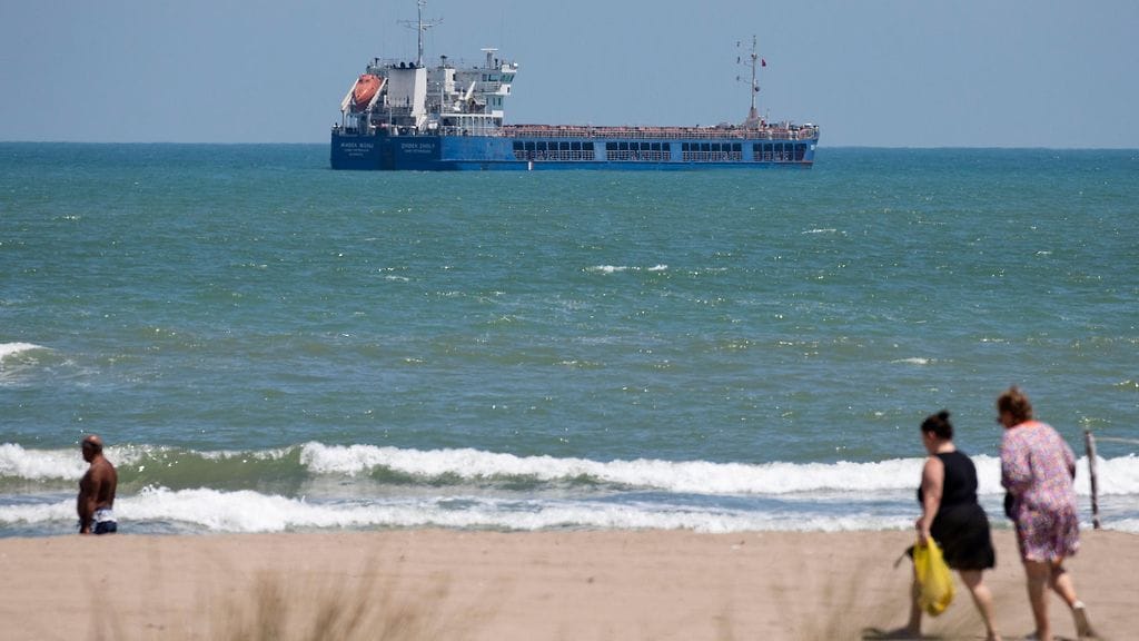 Venäjän lipun alla purjehtiva Zhibek Zholy -niminen rahtilaiva kuvattiin toissa päivänä Turkin Mustanmeren edustalle ankkuroituneena.