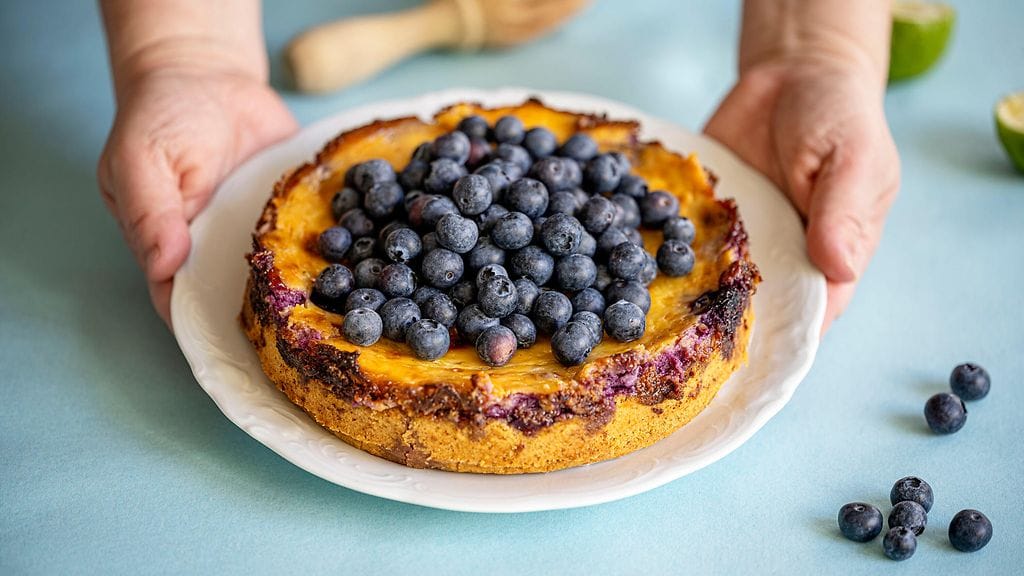 Mustikkapiirakka murupohjaan on varma kesähitti.