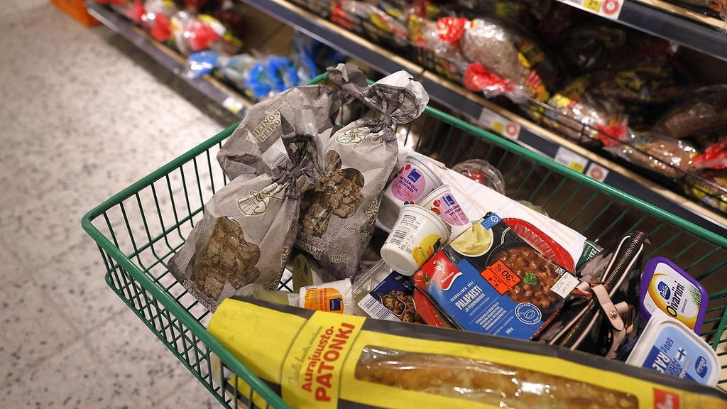 Tammi-maaliskuussa eniten laskivat kalan, vihannesten, hedelmien ja marjojen sekä lihan myydyt määrät.