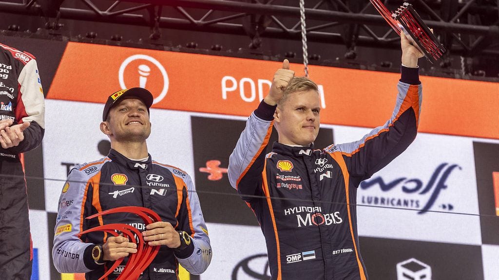 Tänakin lippalakki oli palkintokorokkeella sääntöjen vastainen.