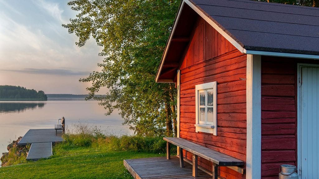 kesämökki järven rannalla
