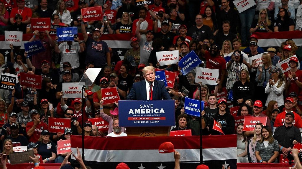 Donald Trump kannattajiensa keskellä puhetilaisuudessa heinäkuussa 2022.