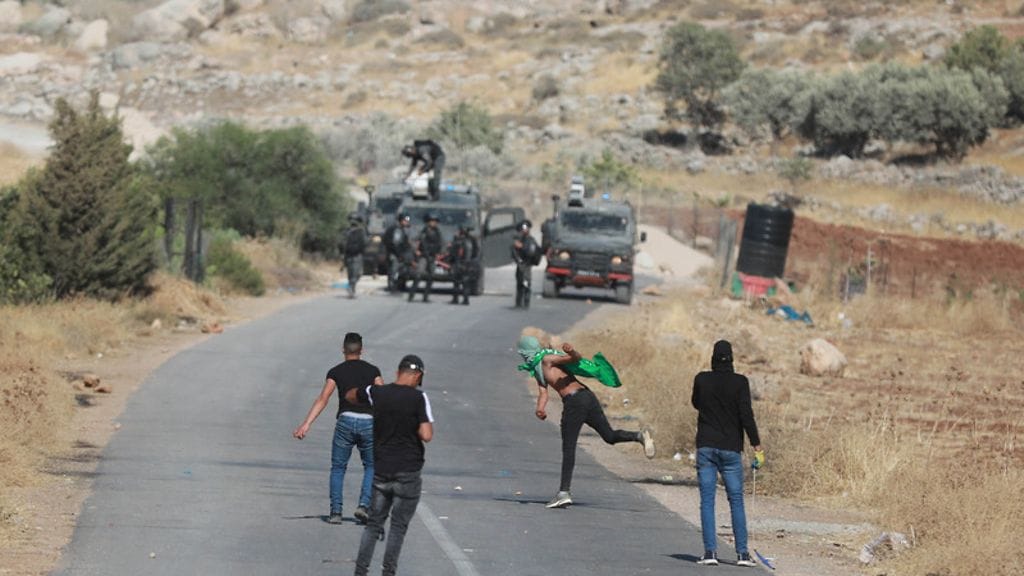 Barcelonan pormestari kertoi viime viikolla katkaisevansa suhteet vastauksena Israelin järjestelmällisestä väkivallasta palestiinalaisia kohtaan. Kuvassa palestiinalaisia ja Israelin joukkoja.