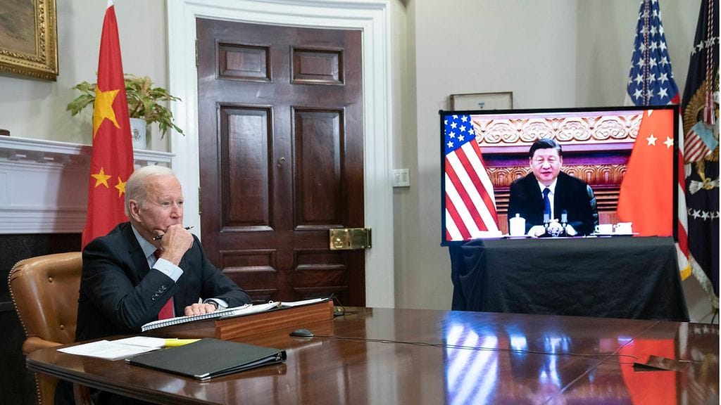 Yhdysvaltain ja Kiinan presidentit Joe Biden ja Xi Jinping tapaamisessa vuoden 2021 marraskuussa.