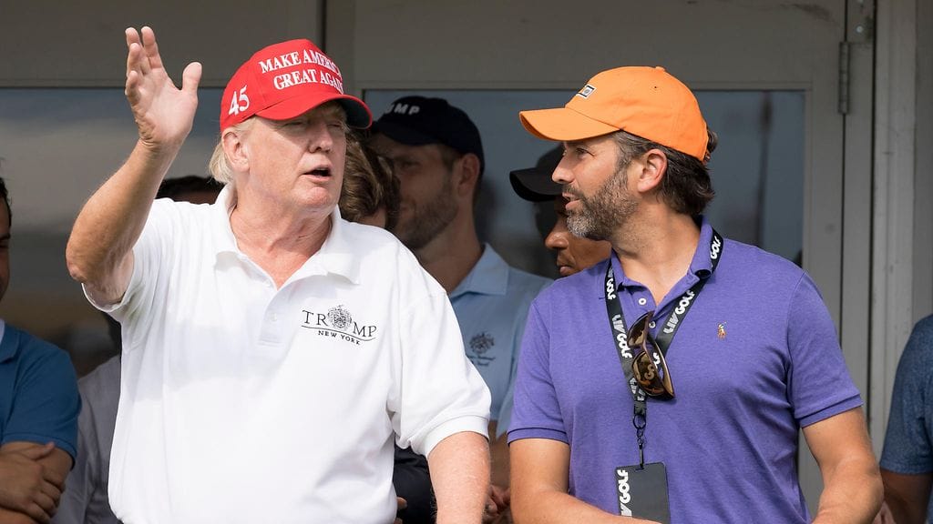 Donald Trump oli mukana seuraamassa kilpailua poikansa kanssa.