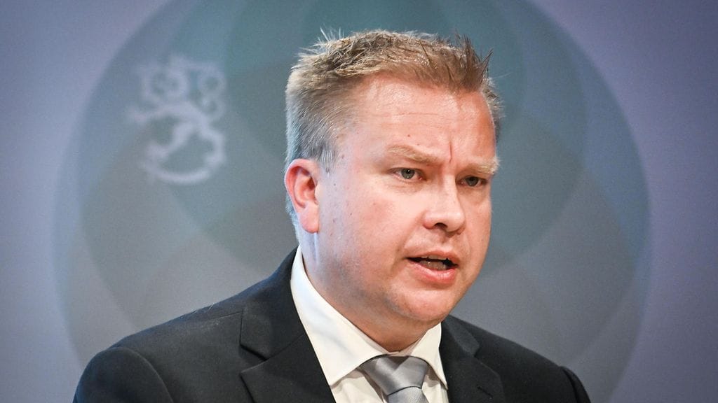 Kaikkosen on 5.1.–28.2. kestävän isyysvapaan ajaksi erottava puolustusministerin tehtävästään, sillä laki ei tunnista ministereille eikä kansanedustajille perhevapaajaksoja.