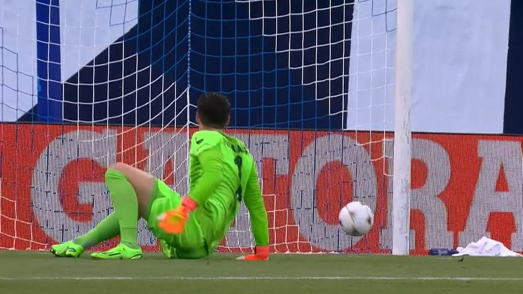 Chelsean maalivahti Kepa Arrizabalaga oli voimaton 13. minuutilla, kun Dinamo Zagreb painoi johtoon.
