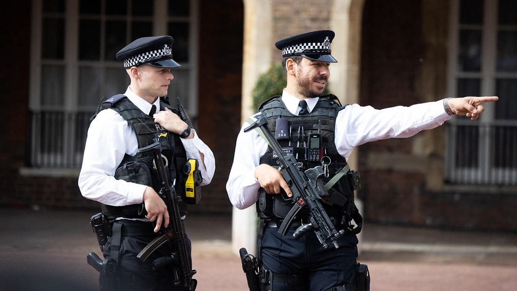 Epäiltyjä syytetään väärennettyjen henkilöllisyystodistusten luvattomasta hallussapidosta. Kuvituskuva.