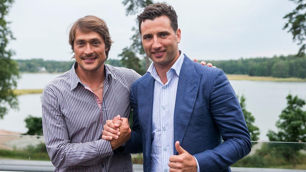 Teemu Selänne ja Roman Rotenberg kertoivat kiekkolegendan akatemiahankkeesta elokuussa 2014 Långvikissä.