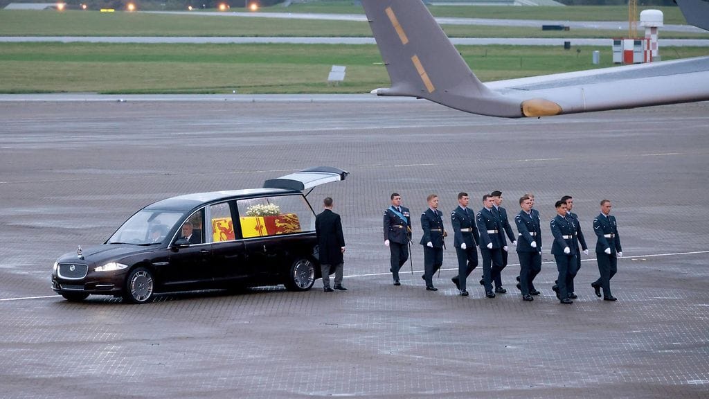 aop kuningatar elisabet ii ruumisauto jaguar