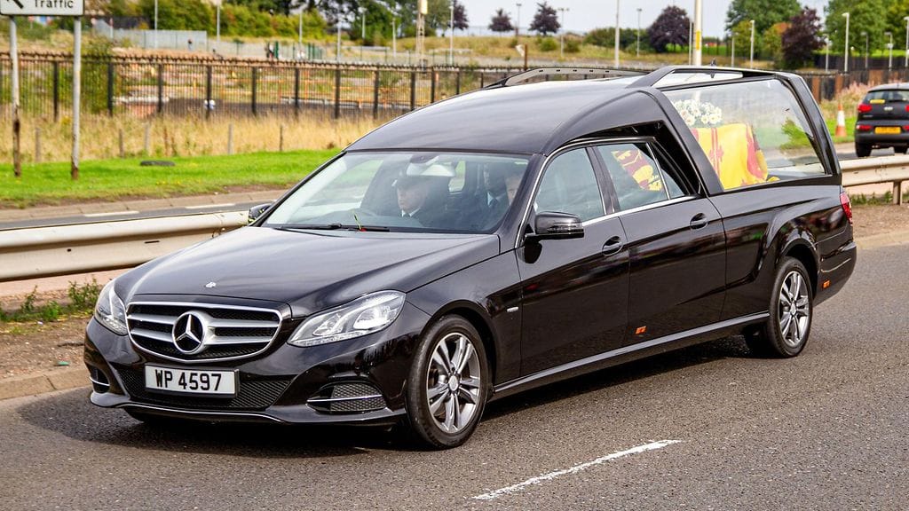 aop kuningatar elisabet ii ruumisauto mercedes